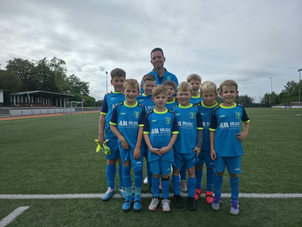 U9-Mannschaft des SV Frömmersbach mit ihrem Trainer auf dem Fußballplatz