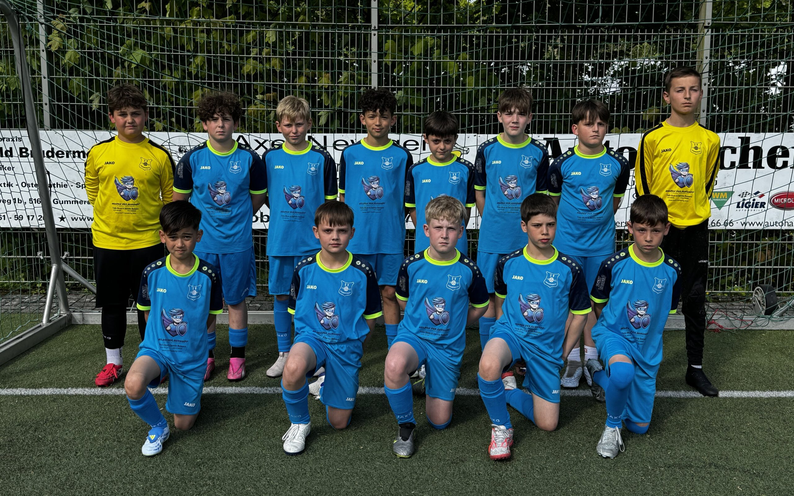 Mannschaftsbild der E-Junioren (U11/1) des SV Frömmersbach 1948 e.V. mit Jahrgang 2015 in blau-gelben Trikots auf dem Sportplatz am Sonnenberg.